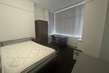 5 bed house, Lower Broughton Road, Charlestown, Salford, M72HR - Image 2